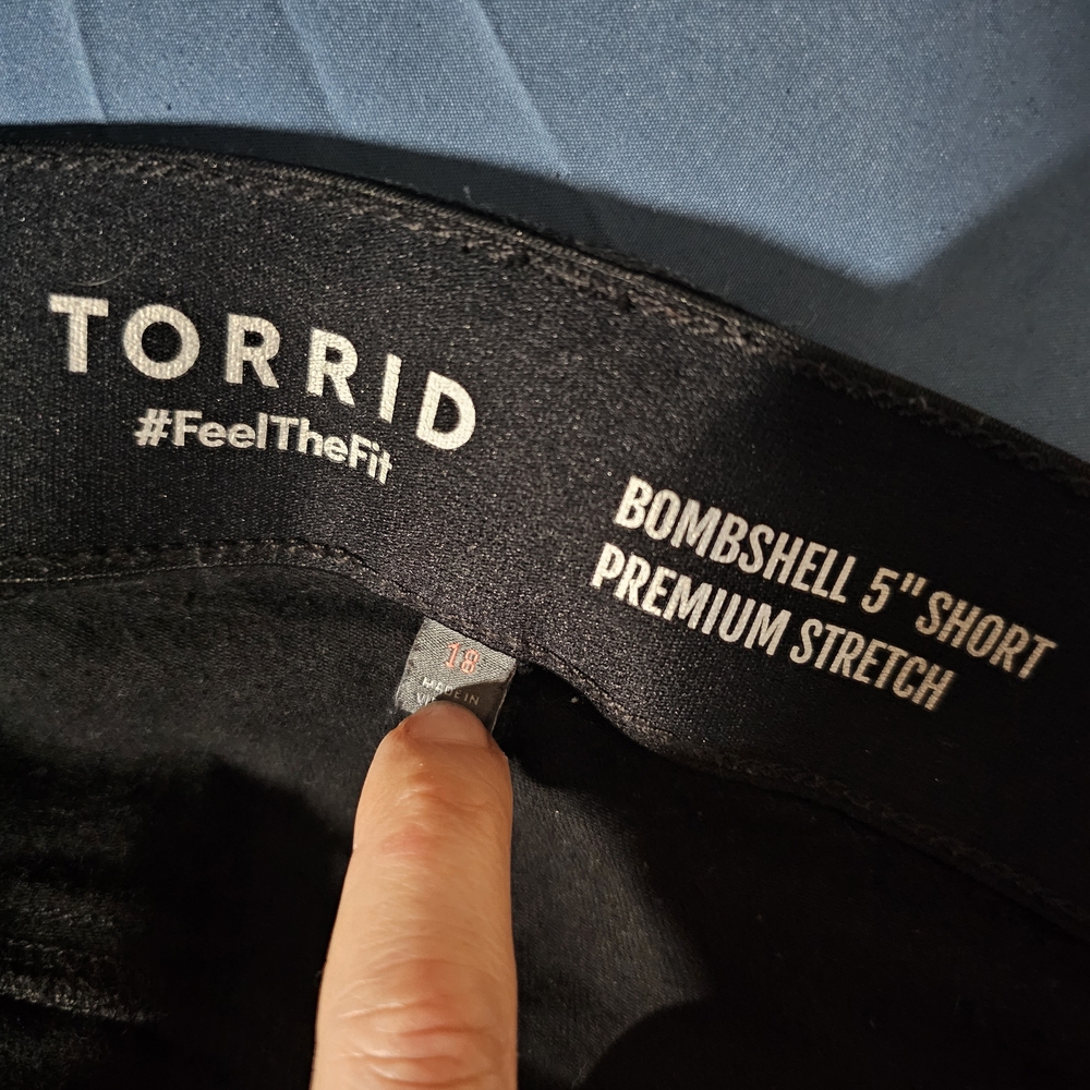 torrid Black Bombshell 5" Stretch Jean Shorts - Picture 3 of 3